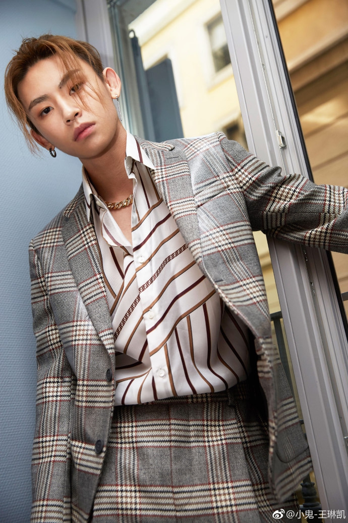 组图:小鬼王琳凯时装周西装衬衫百搭风格吸引众人眼球