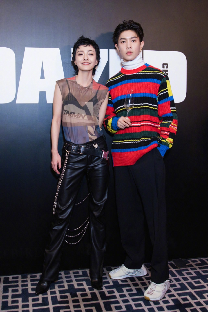 「奇趣网」郭采洁纱上衣配黑皮裤出镜 炫酷有型与范丞丞等人合影