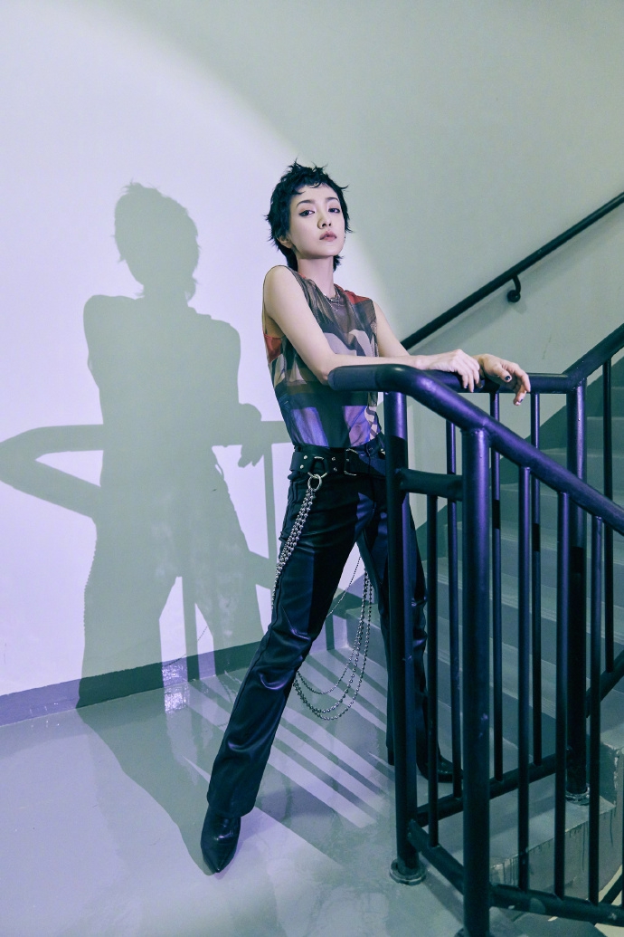 「奇趣网」郭采洁纱上衣配黑皮裤出镜 炫酷有型与范丞丞等人合影