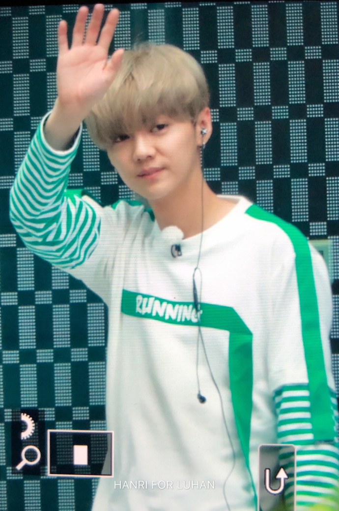 组图:鹿晗录制跑男活力满分 舞步迷人暖心挥手