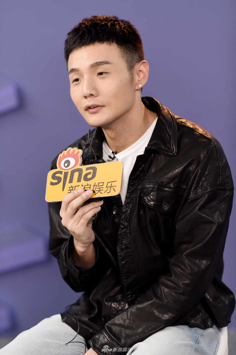 组图 李荣浩采访时一脸严肃超认真 摆拍时秒变表情包逗趣可爱