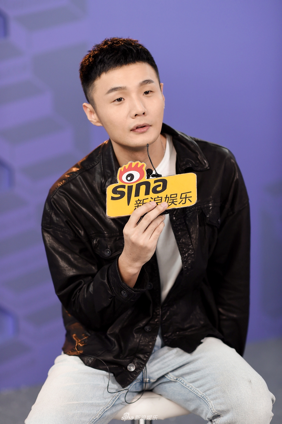 组图 李荣浩采访时一脸严肃超认真 摆拍时秒变表情包逗趣可爱