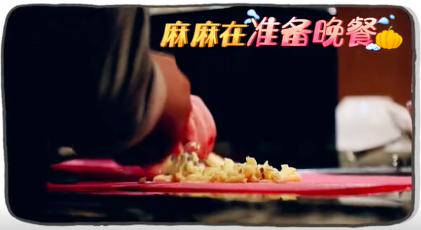 组图：关晓彤妈妈出镜母女相似度惊人 制作减肥食谱操碎心