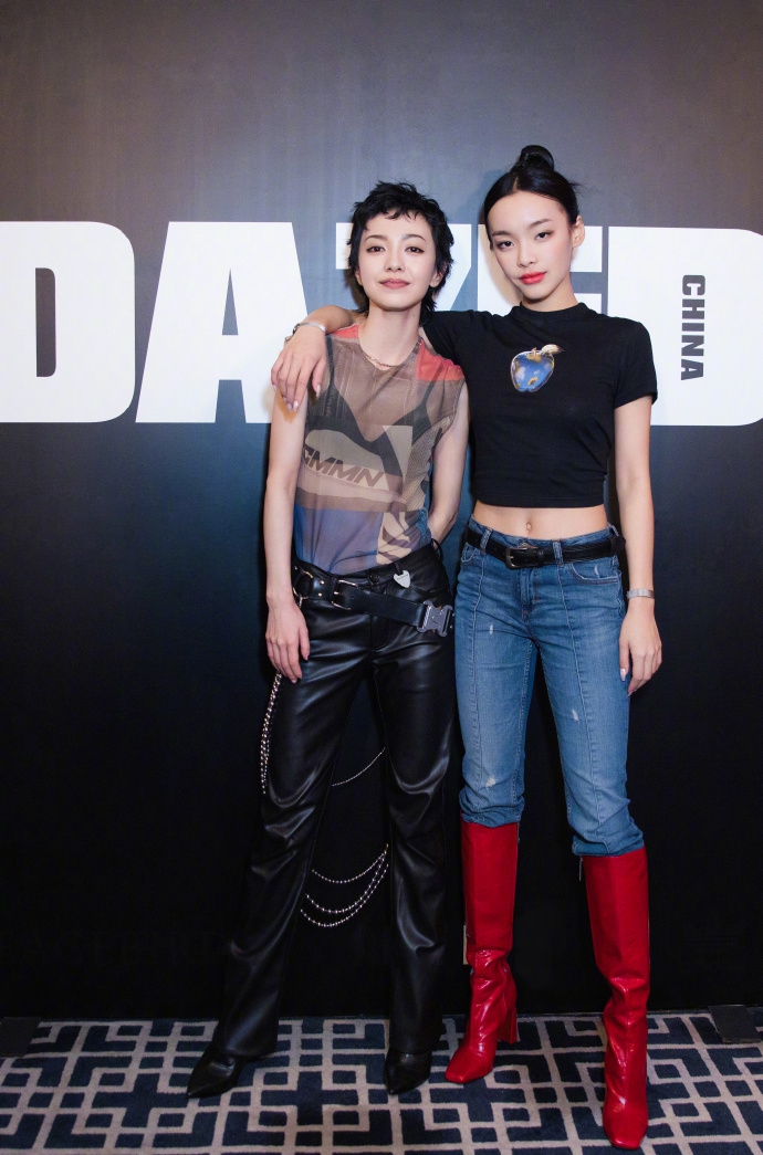 「奇趣网」郭采洁纱上衣配黑皮裤出镜 炫酷有型与范丞丞等人合影