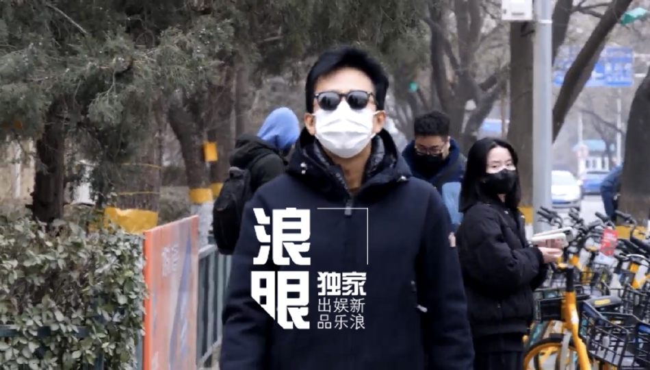 组图：2022央视春晚第一次联排 李宇春王源朱一龙等寒风中现身_12