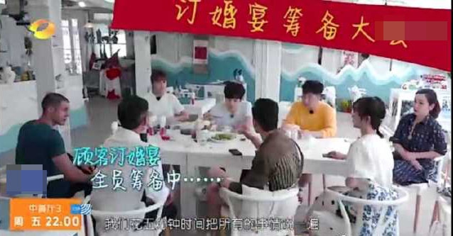 【奇趣网】感情深!中餐厅原老板晒与黄晓明王俊凯合照直言想念众人