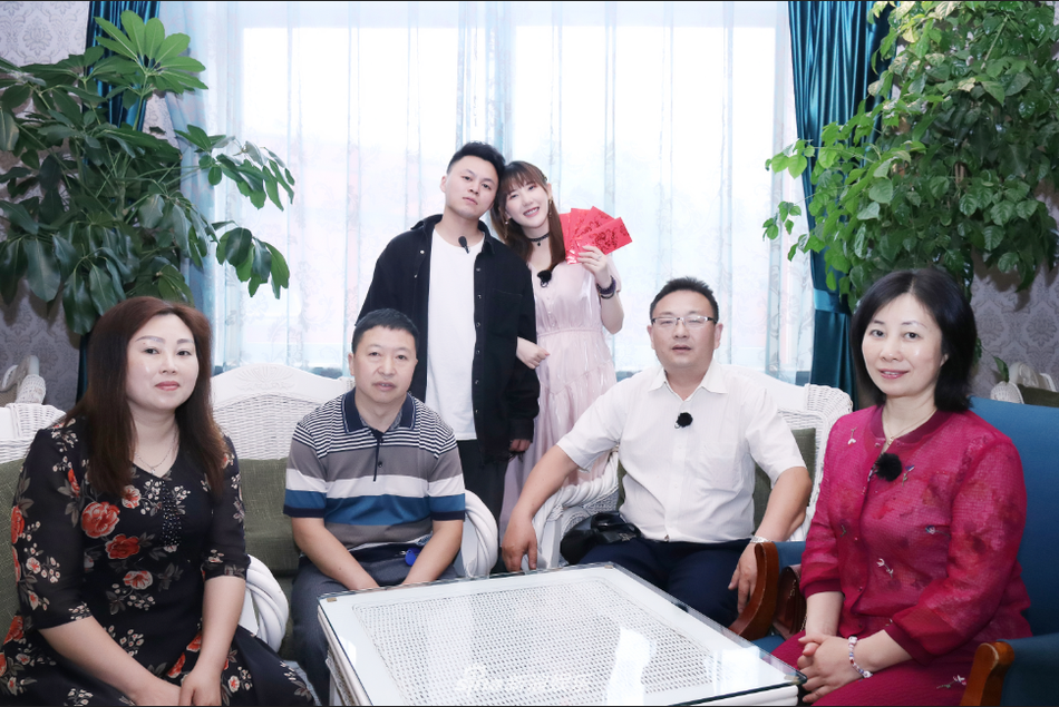 组图：马剑越张杰夫妇婚宴照曝光 敬茶父母收红包幸福甜蜜