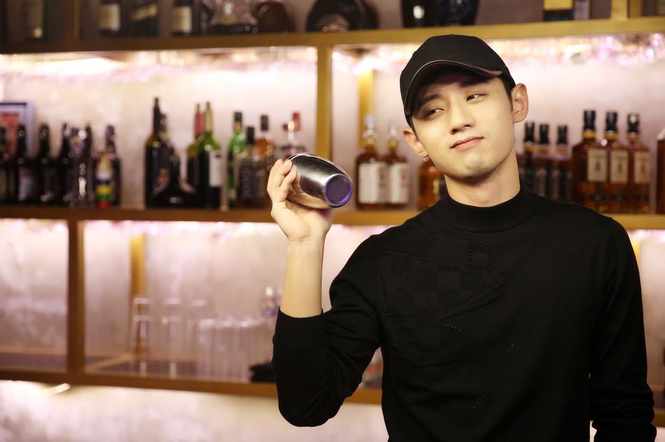 酒不醉人人自醉!张继科花式调酒帅气逼人