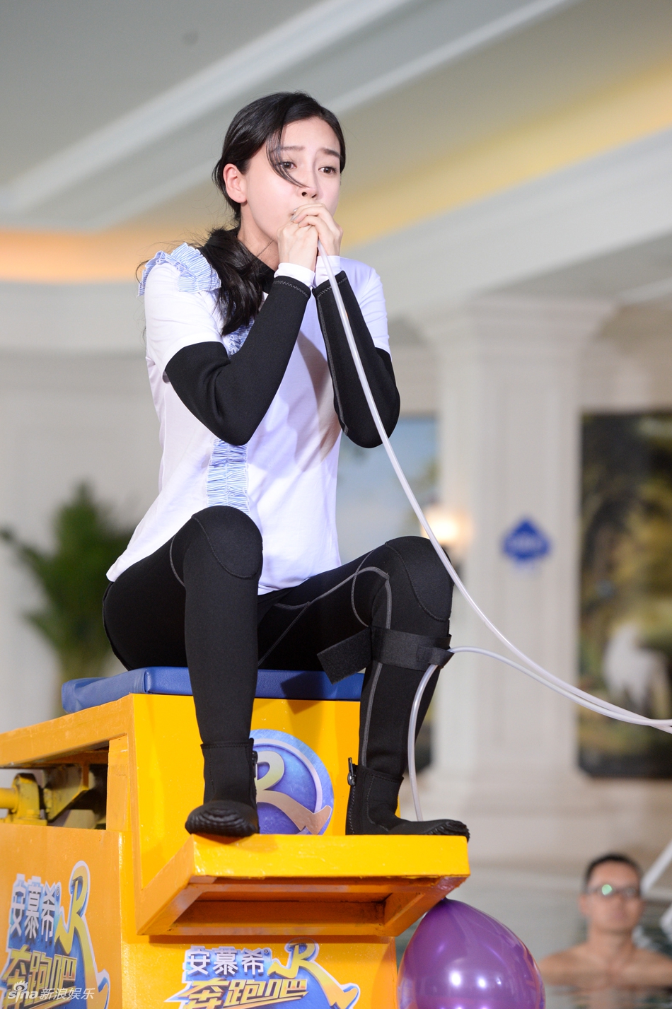 baby变身护士眼神迷离