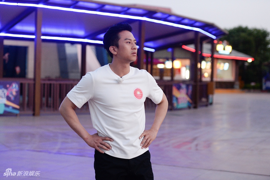 《奔跑吧》邓超炫舞臀技能 身材有型动作辣眼