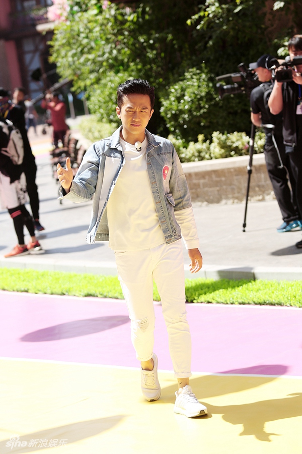 《奔跑吧》邓超炫舞臀技能 身材有型动作辣眼