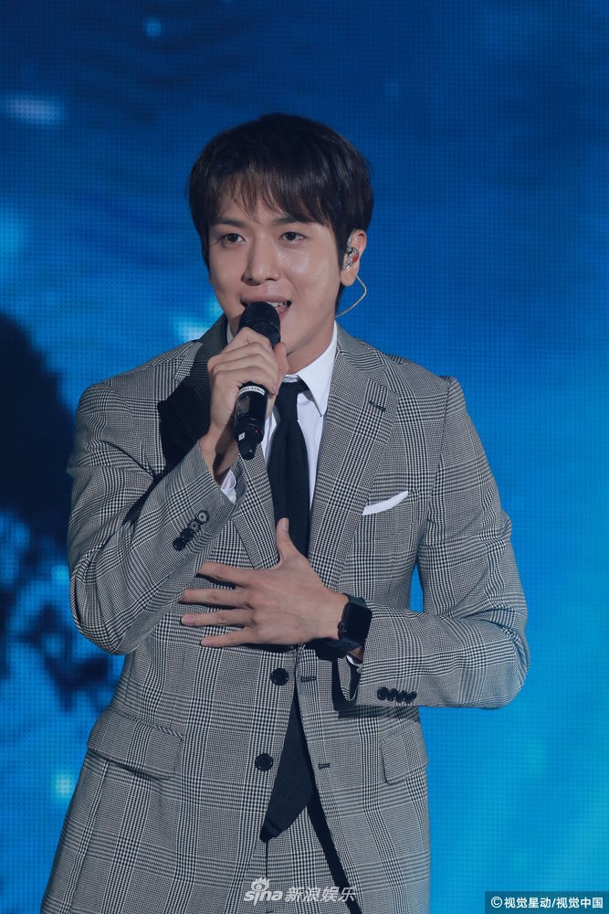 郑容和灰色西装绅士帅气 压轴演出大喊我爱香港