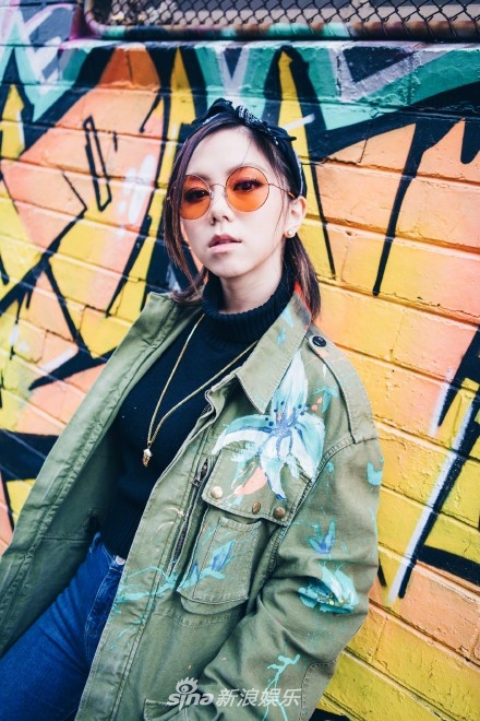 组图:邓紫棋穿超大外套嘻哈范儿十足 笑容灿烂明媚心情好