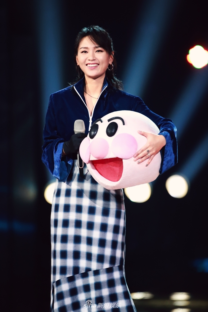 组图:周笔畅穿鱼尾长裙女人味十足 笑容灿烂似明朗少女