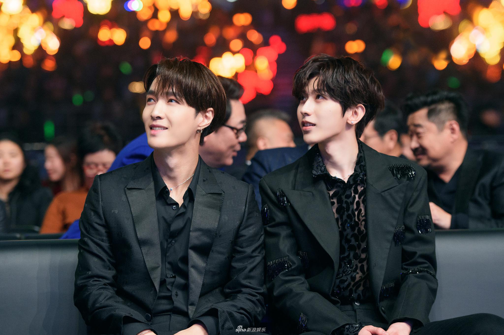 [奇趣网]师徒重聚！张艺兴蔡徐坤活动同框台下相谈甚欢