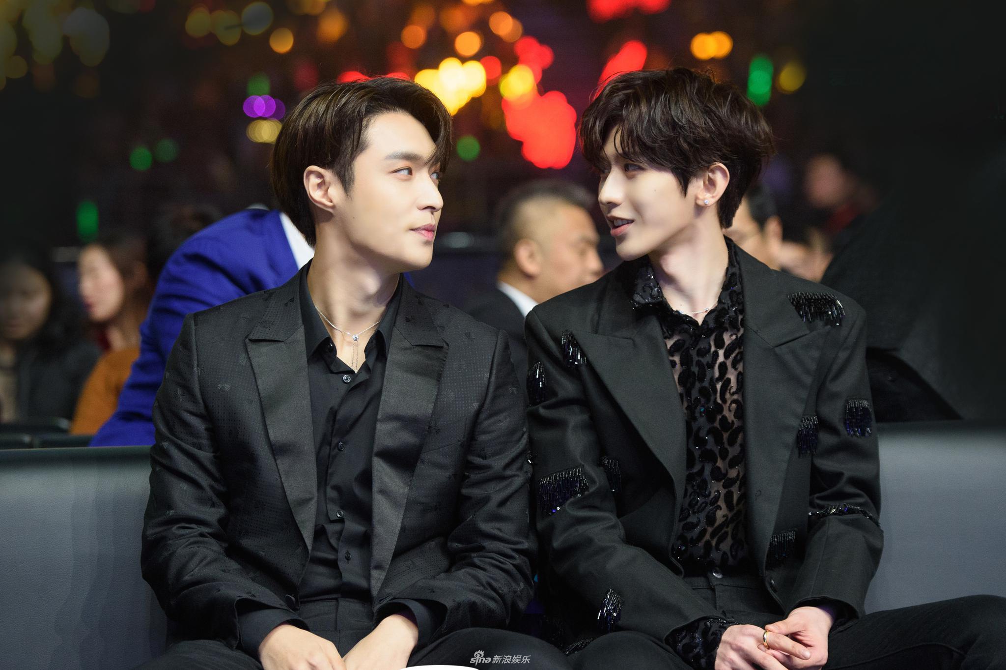 [奇趣网]师徒重聚！张艺兴蔡徐坤活动同框台下相谈甚欢