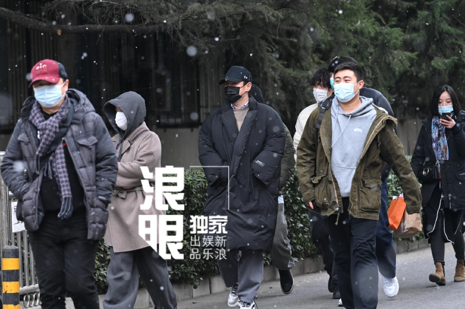 组图：2022央视春晚第一次联排 李宇春王源朱一龙等寒风中现身_30