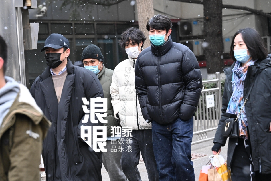 组图：2022央视春晚第一次联排 李宇春王源朱一龙等寒风中现身_29