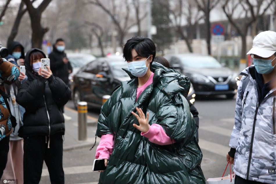组图：2022央视春晚第一次联排 李宇春王源朱一龙等寒风中现身_51