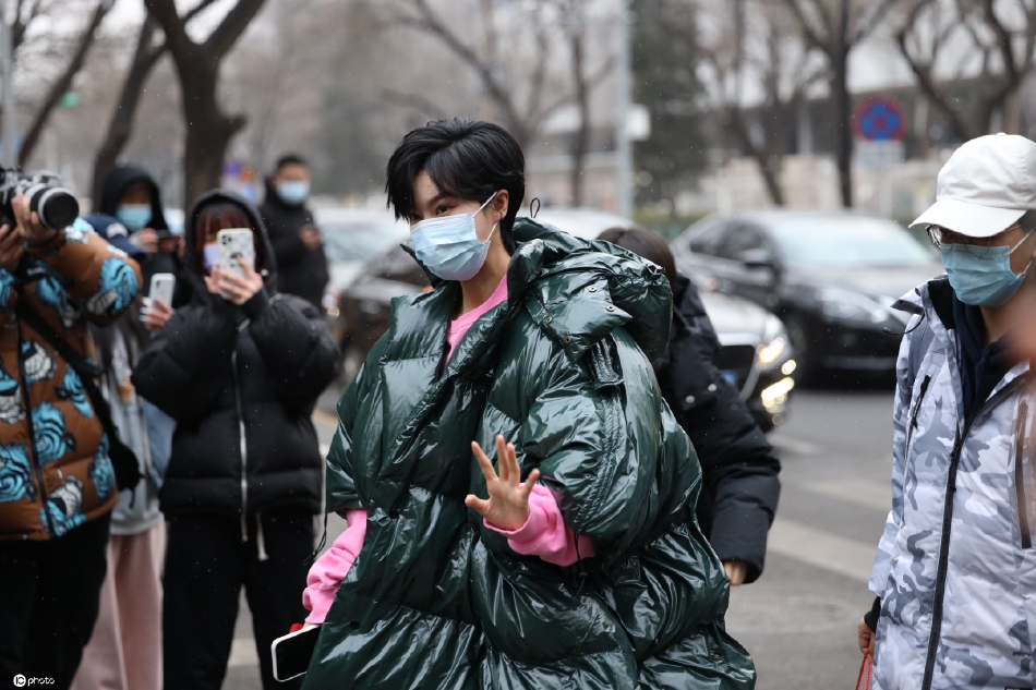 组图：2022央视春晚第一次联排 李宇春王源朱一龙等寒风中现身_52