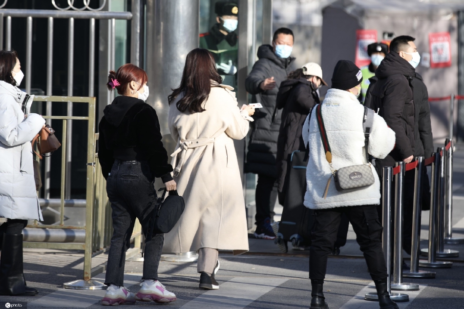 组图:刘涛现身2022央视春晚第四次联排 身穿卡其色大衣温柔随性_3