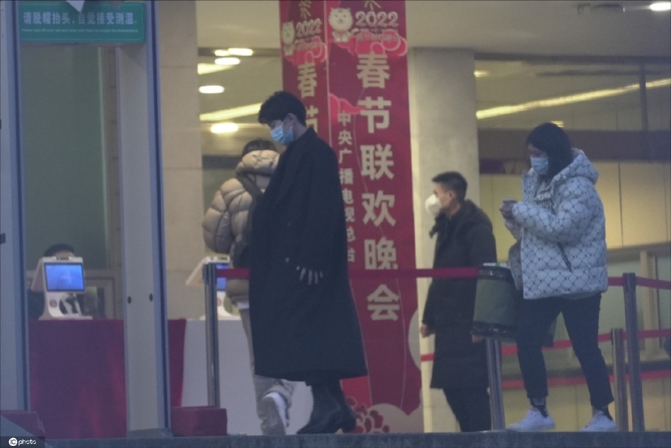 组图：2022央视春晚第四次大联排 王源穿黑色毛呢大衣现身_2