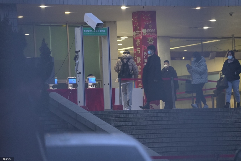 组图：2022央视春晚第四次大联排 王源穿黑色毛呢大衣现身_0