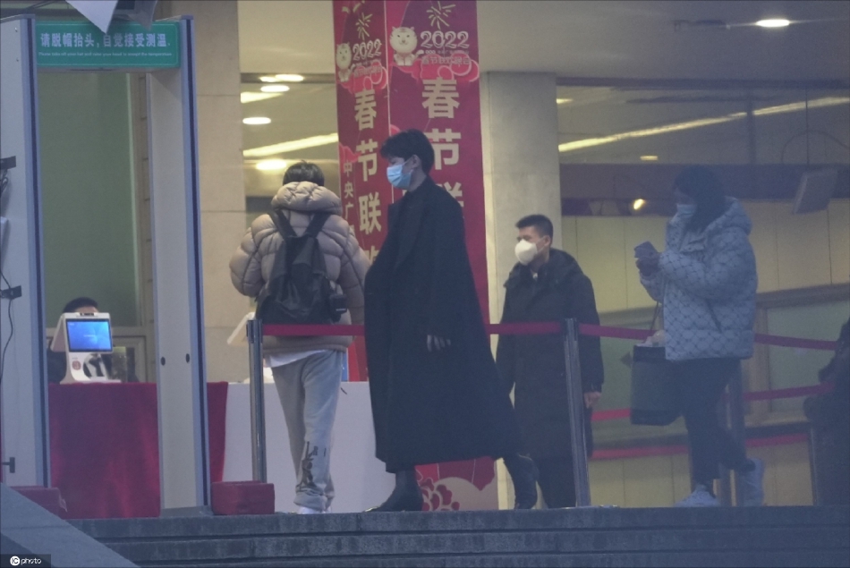 组图：2022央视春晚第四次大联排 王源穿黑色毛呢大衣现身_3