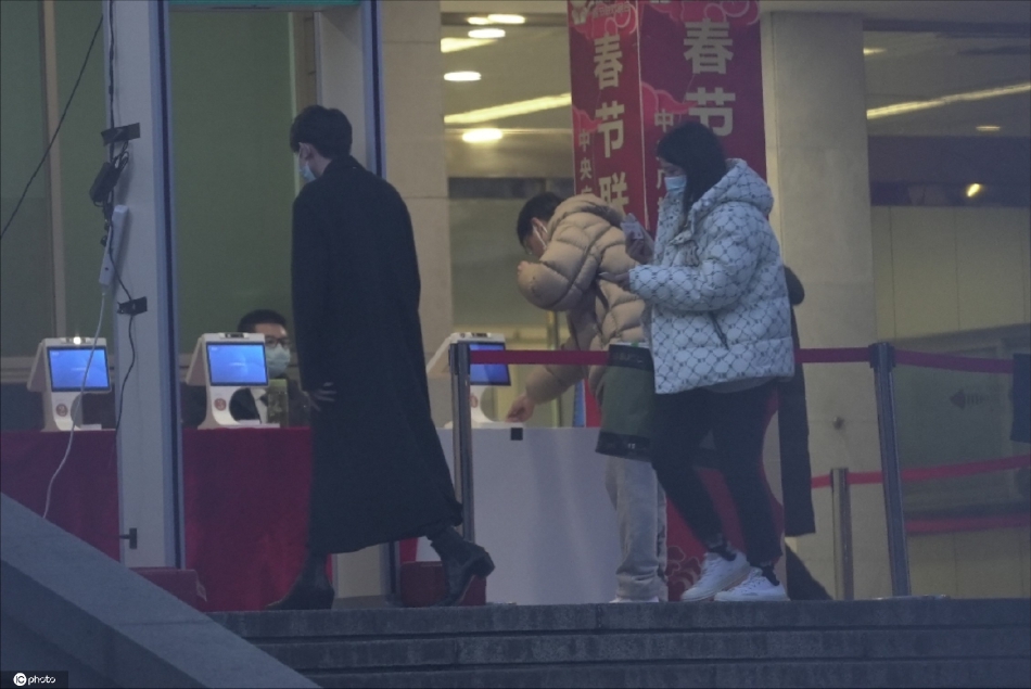 组图：2022央视春晚第四次大联排 王源穿黑色毛呢大衣现身_1