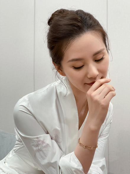 组图：刘诗诗周六随拍清秀隽雅 白色印花长裙温柔恬静_3