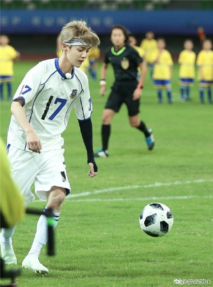 组图:鹿晗看见偶像菲戈超激动两眼放光 踢足球