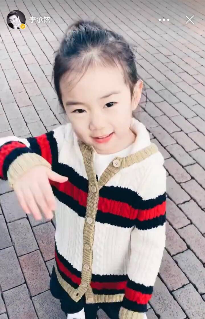 组图:戚薇李承铉4岁女儿lucky近照公开 高马尾毛衣短裙萌力十足