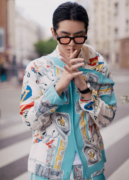 组图：吴亦凡眼镜搭薄荷色花套装造型百变 头扎小辫子潮范十足