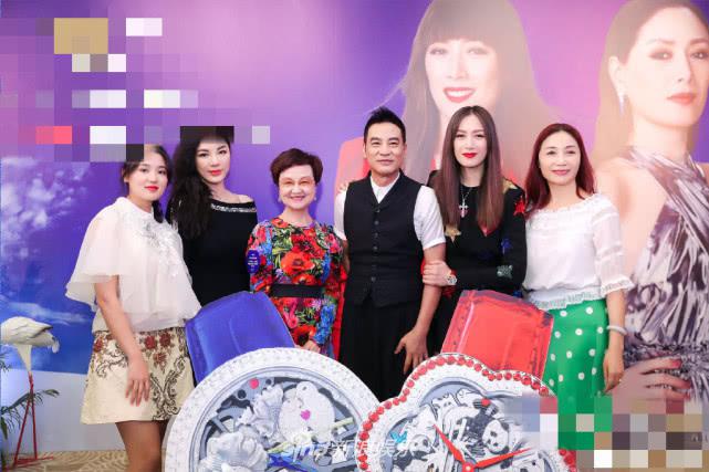 [奇趣网]任达华遇刺后和妻子公开亮相 恩爱挽手臂灿笑状态好