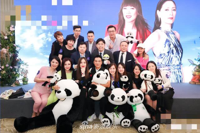 [奇趣网]任达华遇刺后和妻子公开亮相 恩爱挽手臂灿笑状态好