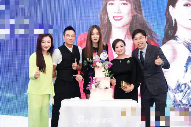 [奇趣网]任达华遇刺后和妻子公开亮相 恩爱挽手臂灿笑状态好