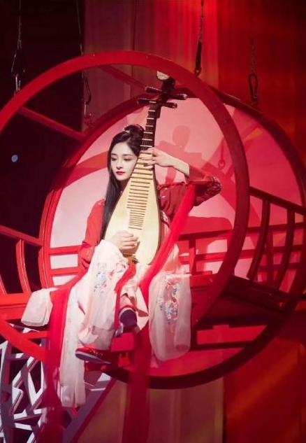 女弹琵琶冷艳唯美,鞠婧祎则穿白裙拉小提琴,眼神撩人.-组图 同