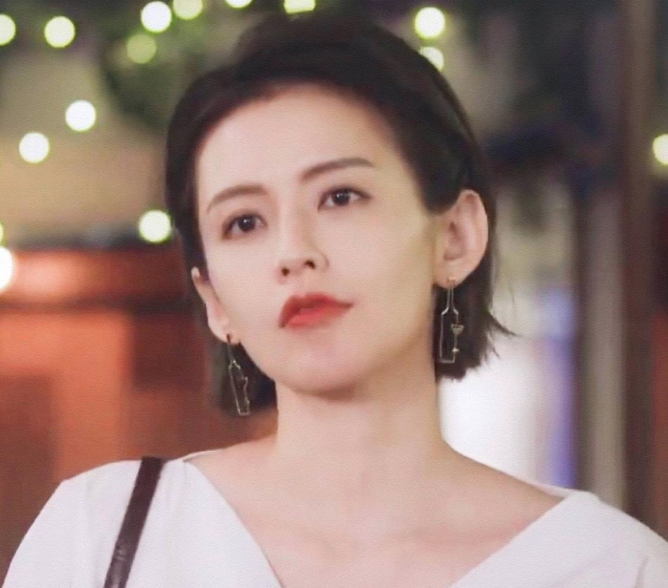 组图：迅猛龙袁艾菲短发造型曝光 气场全开日系风十足