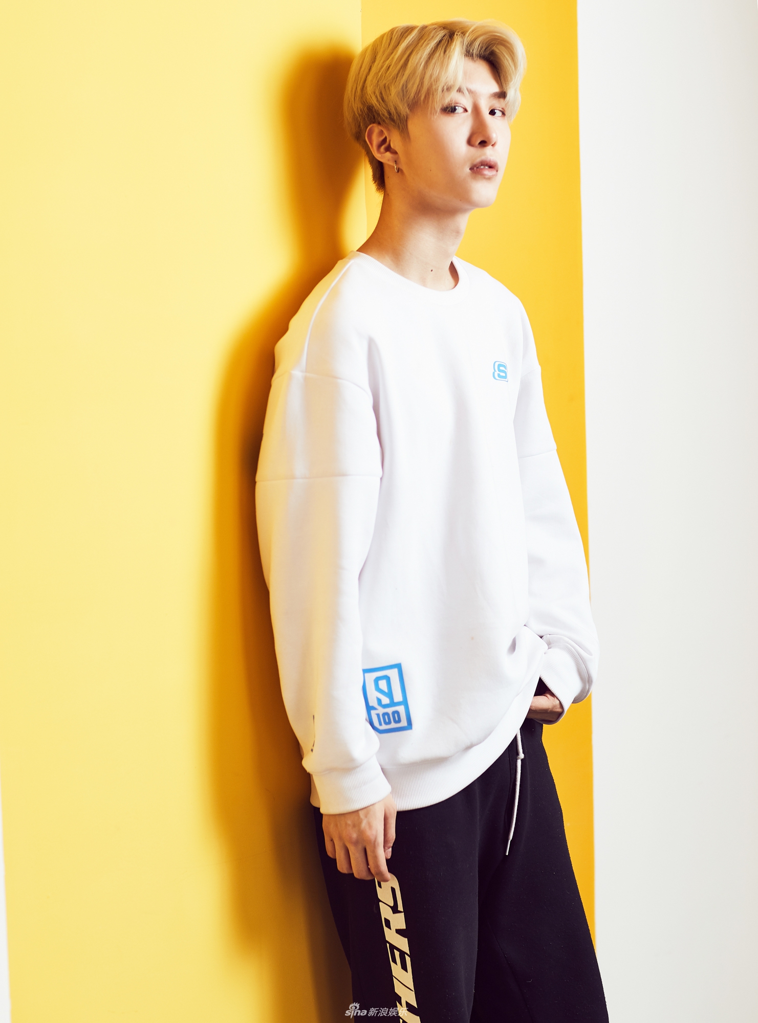 独家!范丞丞外表酷帅气质清冷 采访时不停憨笑