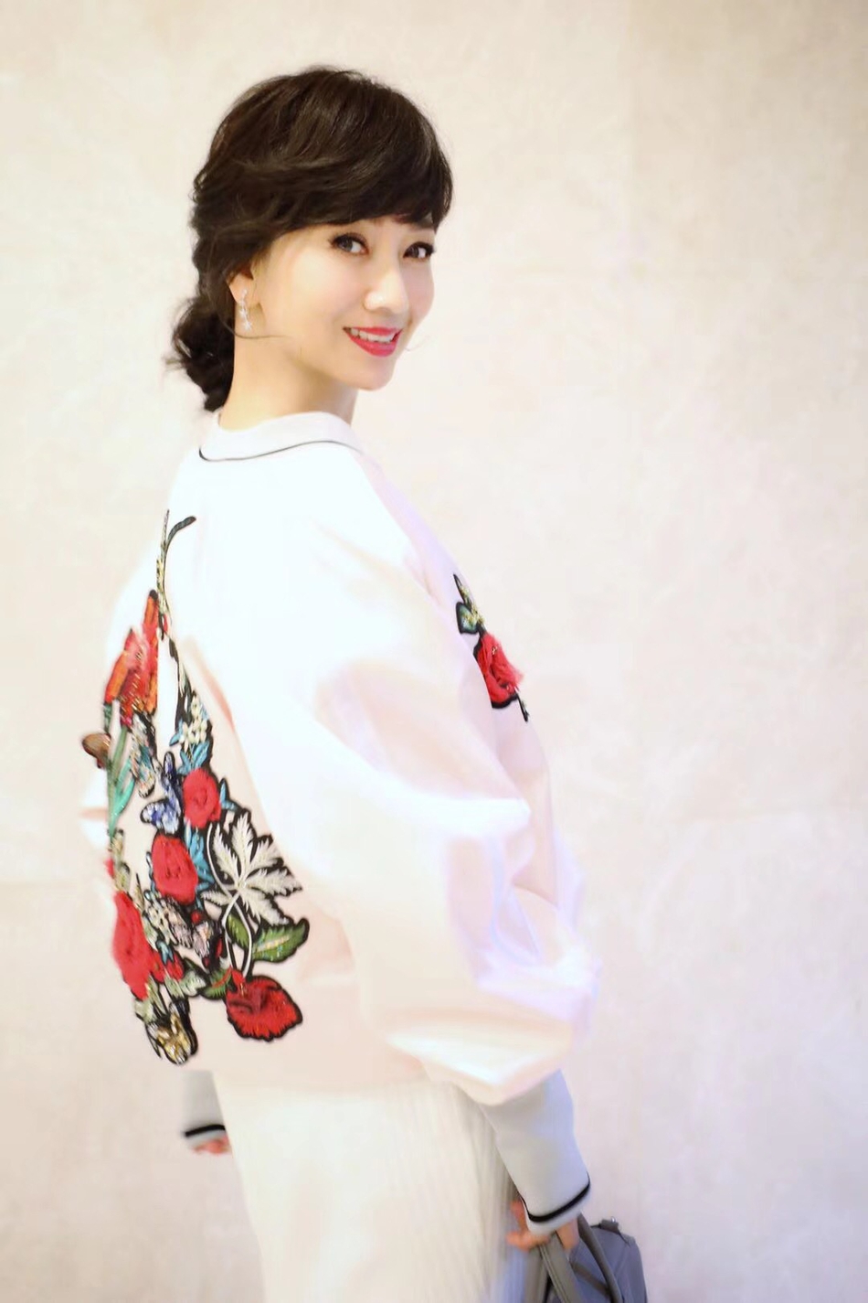 组图:赵雅芝驻颜有术 白色连衣裙搭配裸色高跟鞋身材好气质端庄