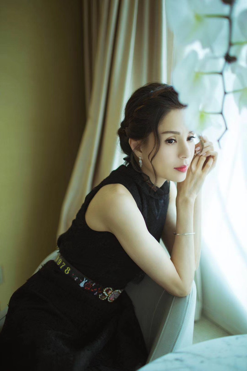 组图:李若彤着黑色连衣裙现"美人卧 妆容精致气质优雅展风韵