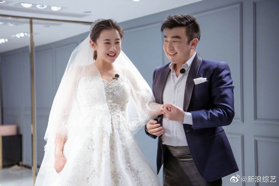 何雯娜婚纱照_何雯娜婚纱照蹦床(2)