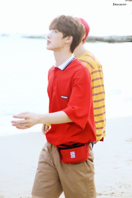 组图:朱正廷普吉岛拍广告 红T恤配金边眼镜海