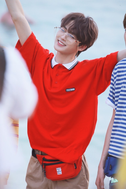 组图:朱正廷普吉岛拍广告 红T恤配金边眼镜海