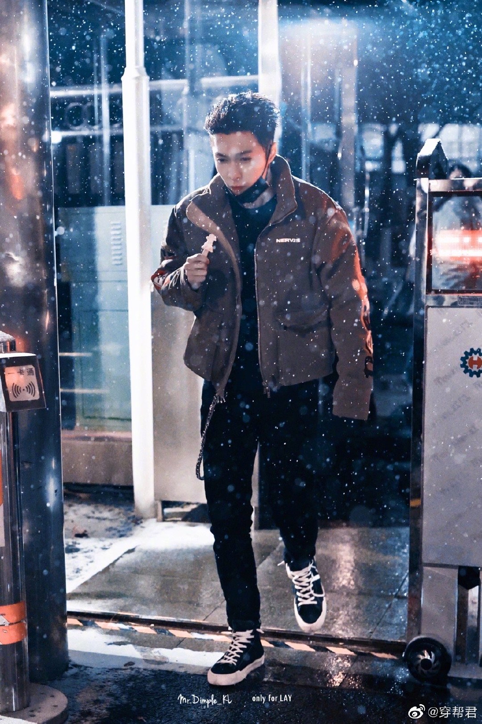 组图：张艺兴现身2022央视春晚首次联排 下班雪中边走边吃雪糕