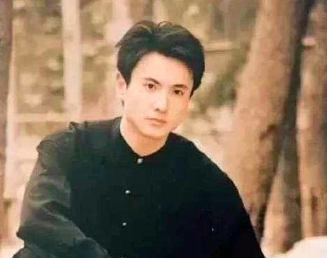 组图:沈腾年轻时照片曝光 皮肤超嫩简直校草本人