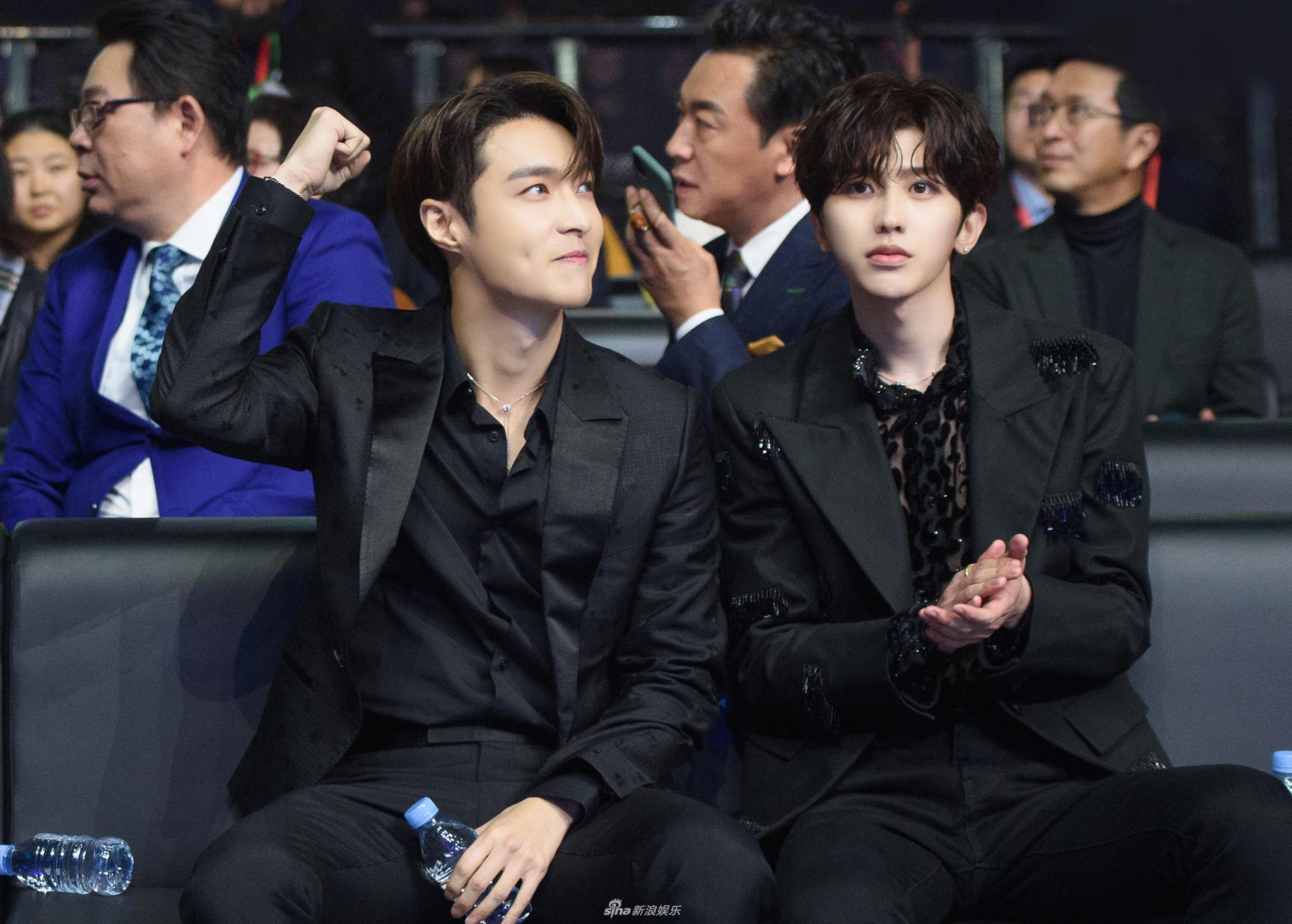 [奇趣网]师徒重聚！张艺兴蔡徐坤活动同框台下相谈甚欢