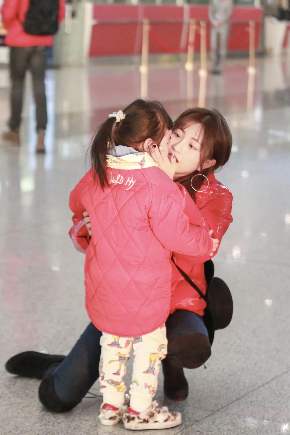 组图 包文婧饺子母女亲子装现身机场 饺子嘟嘴卖萌不舍妈妈离开