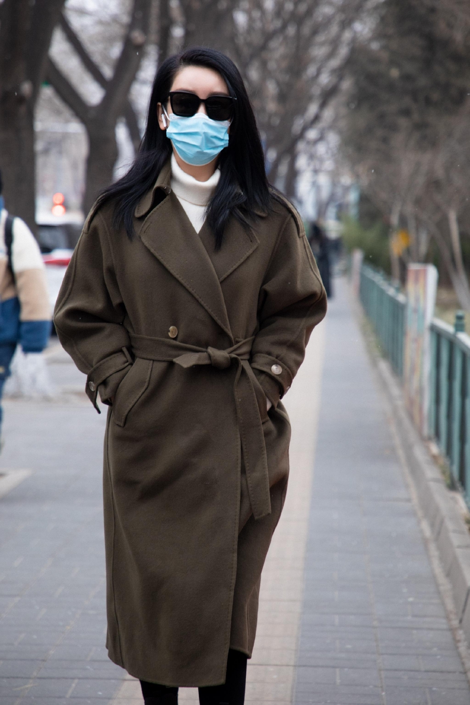组图:秦海璐现身2022央视春晚首次联排 风衣搭配墨镜酷飒干练_4