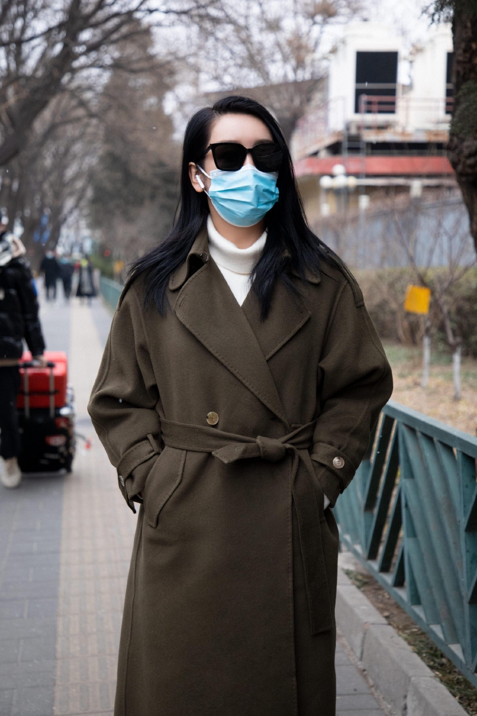 组图:秦海璐现身2022央视春晚首次联排 风衣搭配墨镜酷飒干练_5